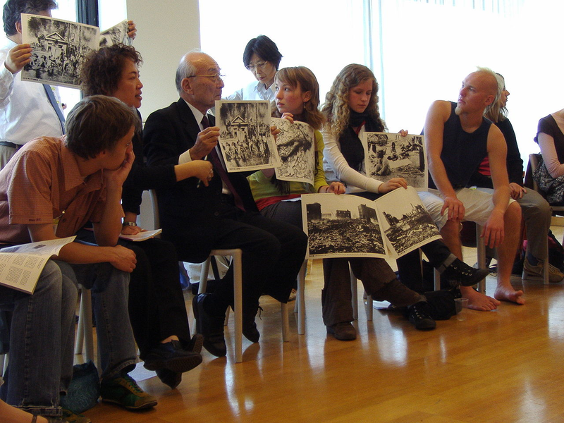 Hibakusha contando sus historia. Wikimedia Commons